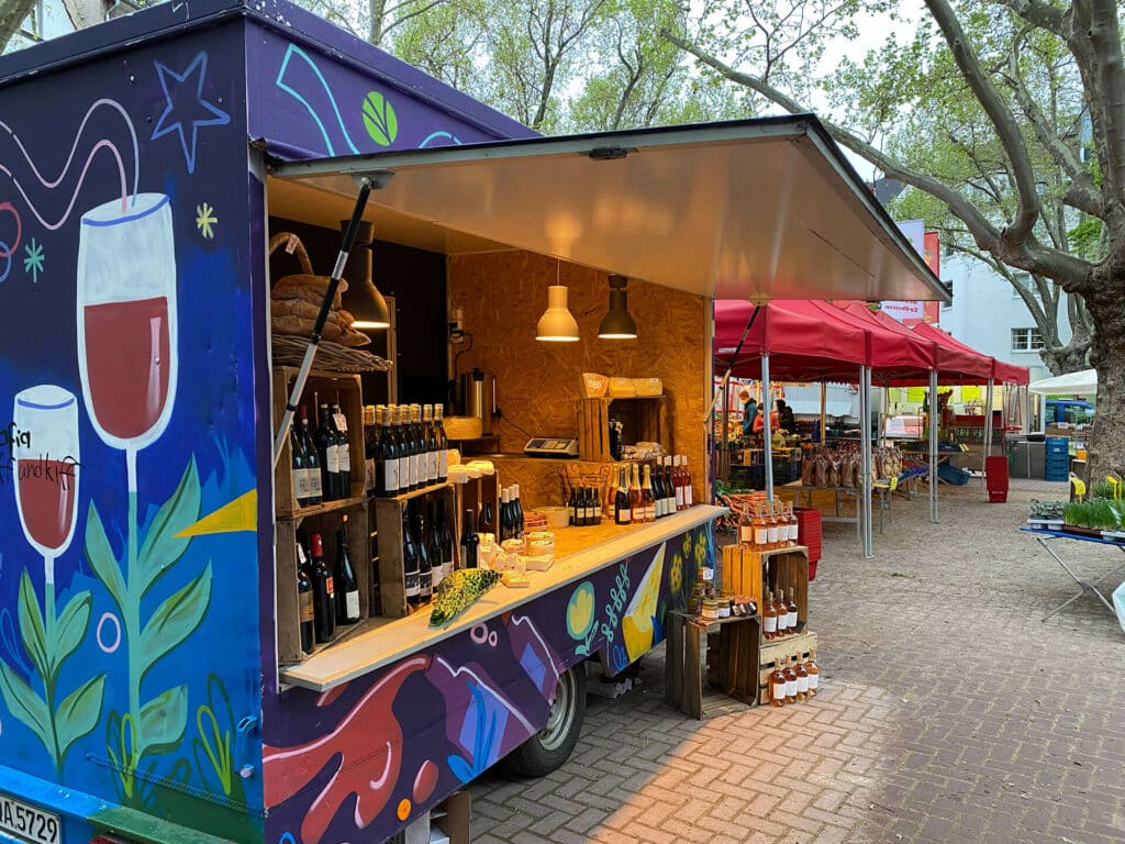 Wein & Käse in unserem Anhänger auf dem Wochenmarkt in Flingern